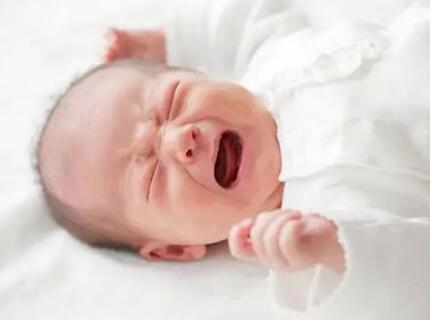 新生儿夜哭的10种原因及解决方法！