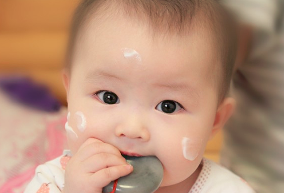 给宝宝选择润肤霜应该考虑什么？