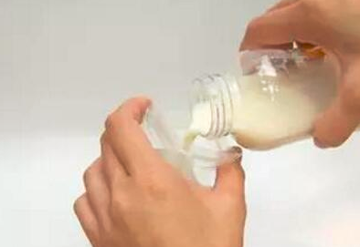 宝妈注意冬季温奶2种方式不可取