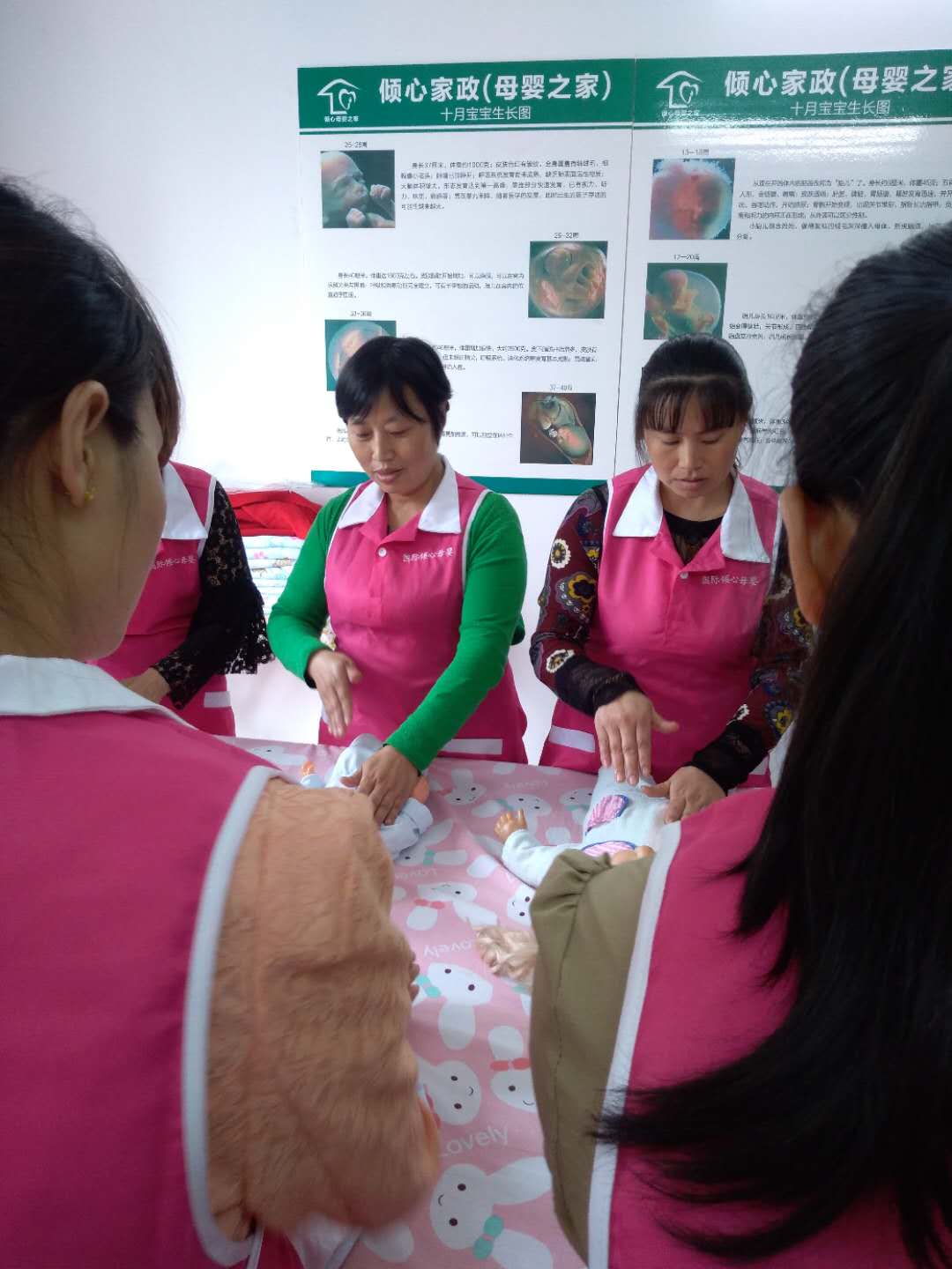 给新生儿使用纸尿裤的过程中应该注意什么？