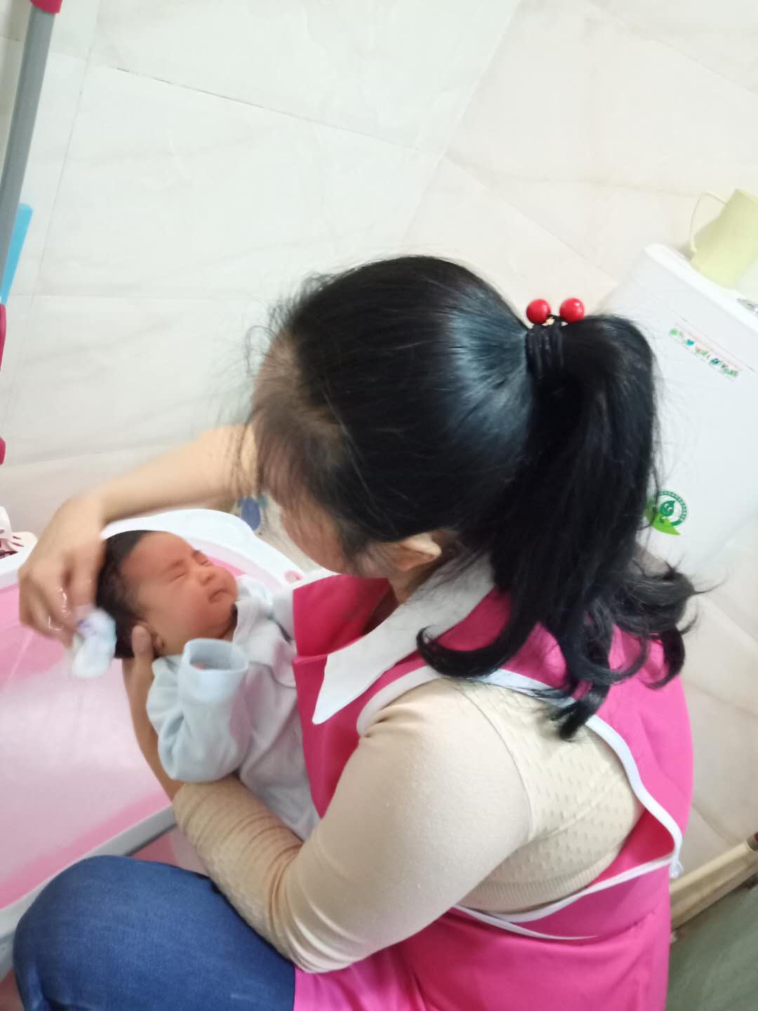 很多产妇都会产后抑郁，那我们应该如何防治呢？