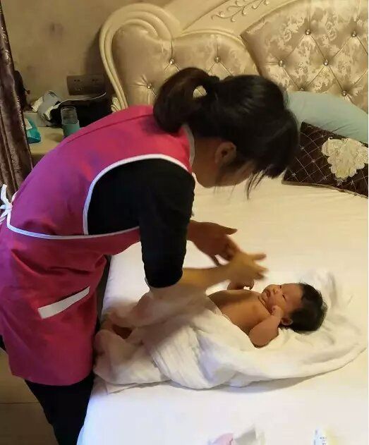 万州月嫂提醒宝妈：产后多长时间才可以碰触冷水