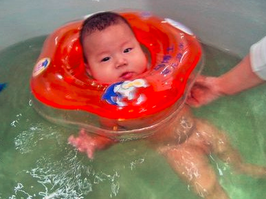 宝宝游泳好处多？不要盲目跟风，先了解一下……